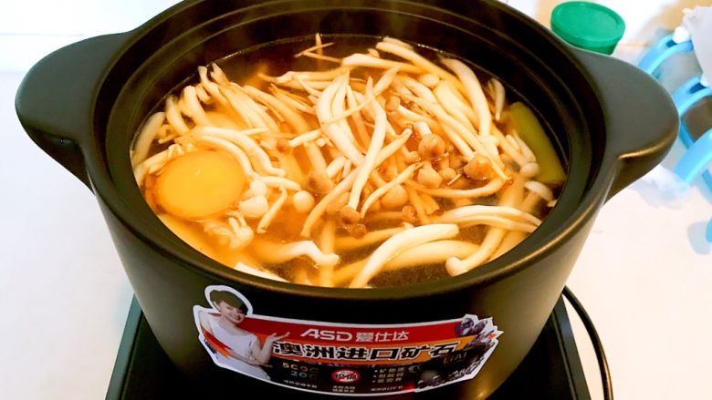 菌类料理+砂锅菌菇汤,加入蟹味菇,继续慢煮60分钟