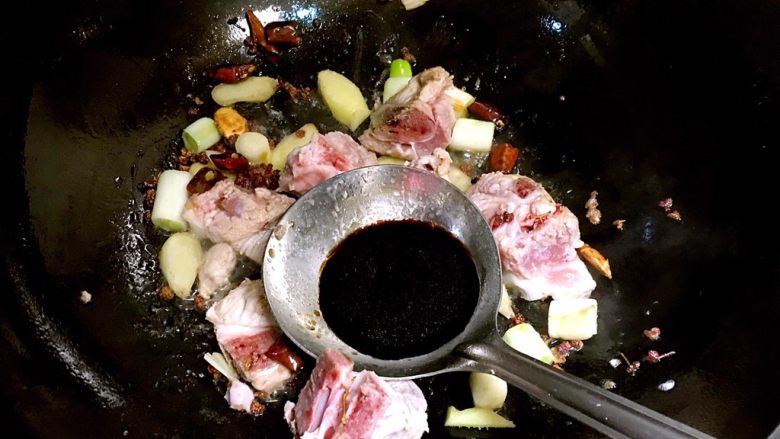 菌类料理+砂锅菌菇汤,加入<a style='color:red;display:inline-block;' href='/shicai/ 788'>生抽</a>,翻炒均匀