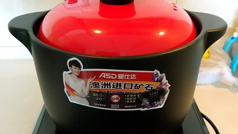 菌类料理+砂锅菌菇汤,盖上锅盖,大火烧开后小火慢煮20分钟