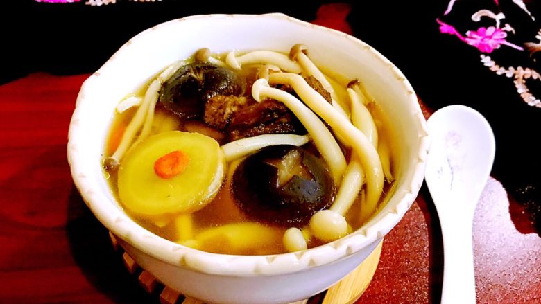 菌类料理+砂锅菌菇汤,菌菇汤出锅了,满屋都飘着蘑菇🍄香味~