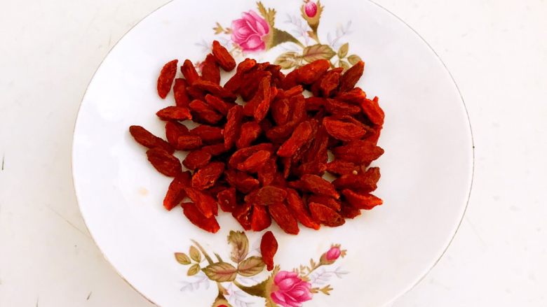 菌类料理＋砂锅菌菇汤,<a style='color:red;display:inline-block;' href='/shicai/ 673'>枸杞</a>清洗干净