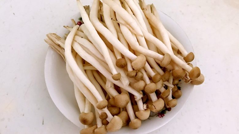 菌类料理＋砂锅菌菇汤,<a style='color:red;display:inline-block;' href='/shicai/ 250'>蟹味菇</a>清洗干净，沥干水分