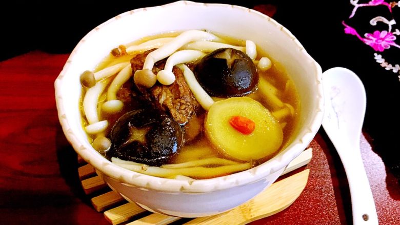 菌类料理+砂锅菌菇汤,鲜香浓郁的菌菇汤,营养的丰富,鲜味十足~