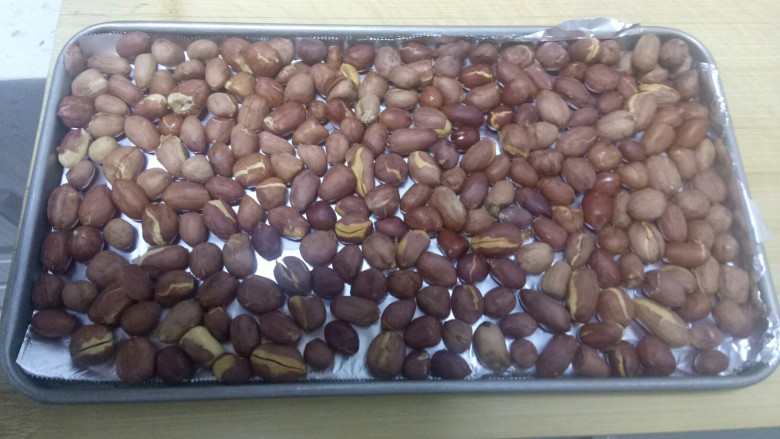 雪花酥,烤盘中铺上一层锡纸,把<a style='color:red;display:inline-block;' href='/shicai/ 664'>花生</a>均匀铺上,170度烤15分钟。