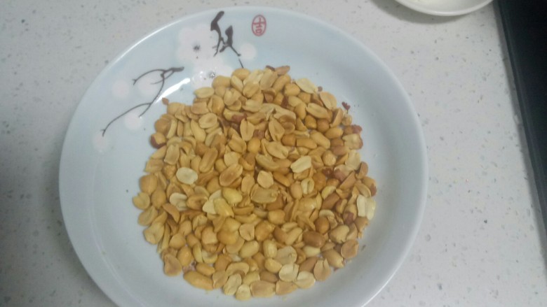 雪花酥,晾凉去皮,用手把花生从中间分开。