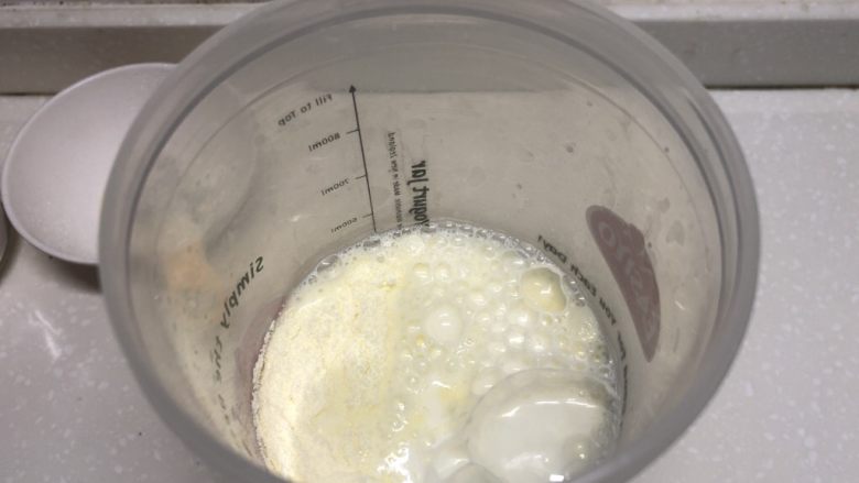 双色酸奶,不要一次性全加进去,先加到一半,方便搅拌
