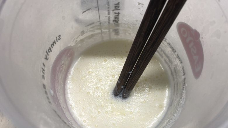 双色酸奶,用筷子搅匀,等到奶粉和糖全部融化