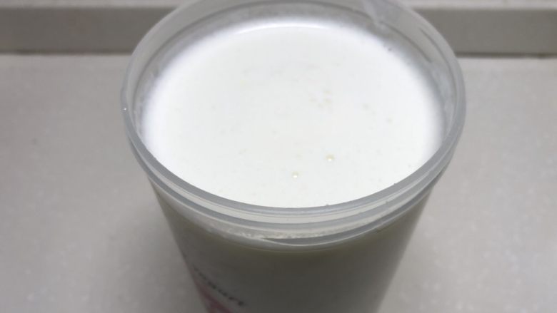 双色酸奶,再加满水,这个杯子是1升的,所以水我就不称了,直接加满