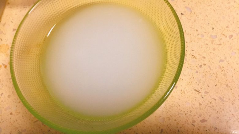 黑白菜★实用快手系列「白菜炒木耳」,然后加150毫升的水。调成水淀粉。好了,木耳如果差不多了,就用手掰成小块,准备开炒。