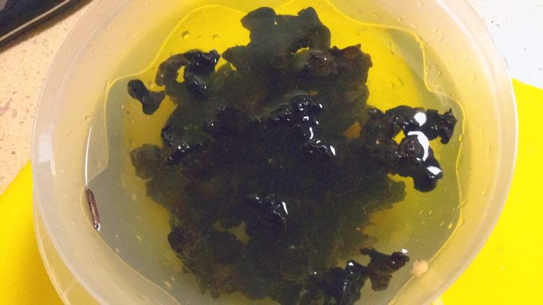 黑白菜★实用快手系列「白菜炒木耳」,首先把木耳用温水泡发,大概泡15分钟以上,就可以了,看看里面是否还有硬结,没有就可以了。