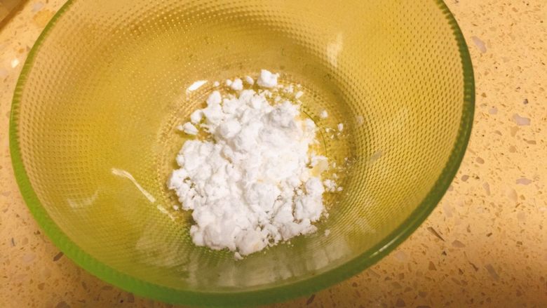 黑白菜★实用快手系列「白菜炒木耳」,准备一个碗,放6g左右的淀粉