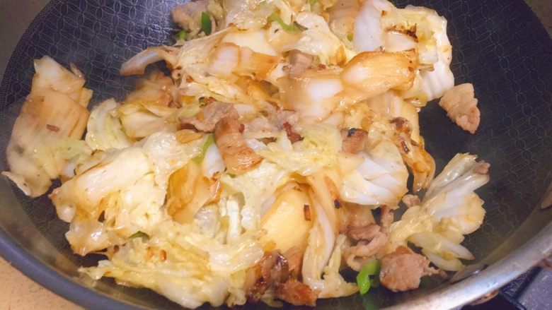 黑白菜★实用快手系列「白菜炒木耳」,然后把白菜,放进锅里,炒至变色变软,白菜用肉和油炒,才会更香甜。现在白菜的香味,就飘散在厨房里了。