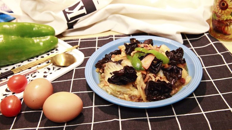 黑白菜★实用快手系列「白菜炒木耳」,配米饭,配面食,都是不错的选择。难点是,如何把简单的食材,炒得有味好吃,又不失本色,这个值得研究。呵呵,五花肉葱姜蒜就是用来提香的,水淀粉是用来提嫩的,就是这样。希望你们喜欢。
