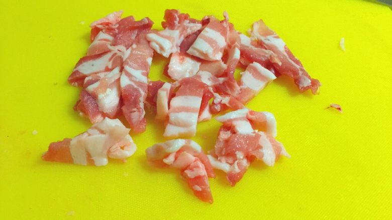 黑白菜★实用快手系列「白菜炒木耳」,五花肉洗净,切宽片。不要太厚。