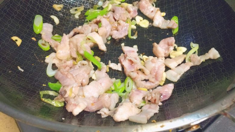 黑白菜★实用快手系列「白菜炒木耳」,然后下五花肉,煸炒变色,稍微焦一点,这样更香。