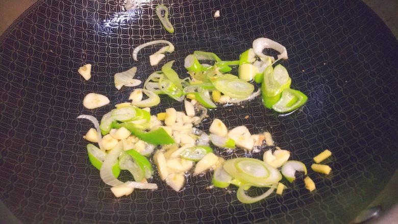 黑白菜★实用快手系列「白菜炒木耳」,然后可以开始正式炒了,首先锅里下油,油热五分,下葱姜蒜。炒香。