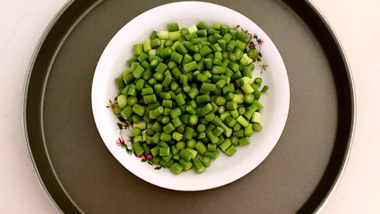 10分钟快手菜 五彩什锦小炒,把蒜薹切成小丁