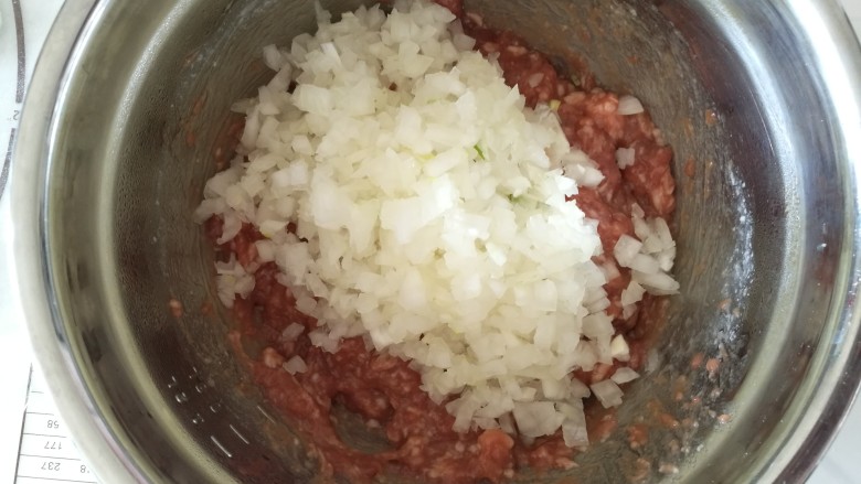 洋葱猪肉包,把肉馅取出来,放入<a style='color:red;display:inline-block;' href='/shicai/ 29'>洋葱</a>末,混合