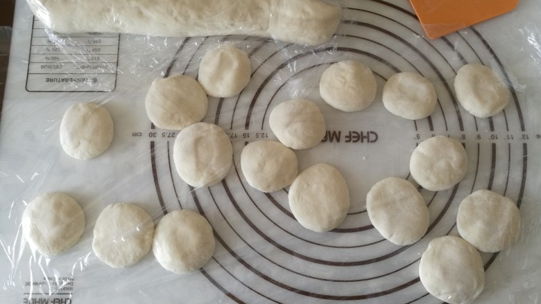 洋葱猪肉包,切面超上,压扁,盖保鲜膜醒一会