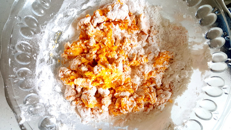 经典南瓜饼,随后,放入糯米粉,粘米粉。
