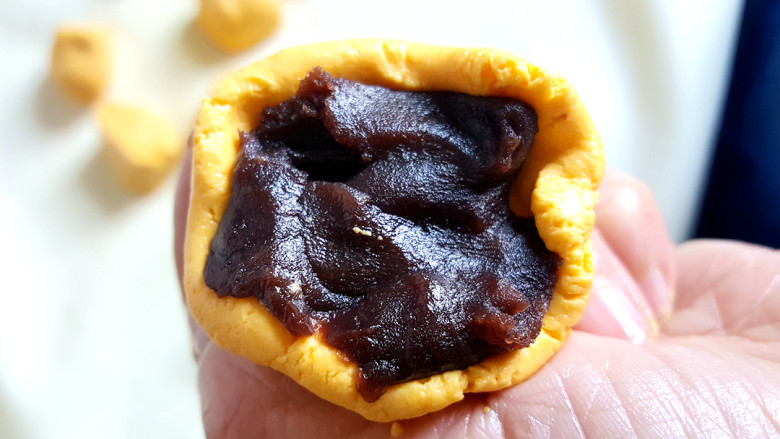 经典南瓜饼,加入<a style='color:red;display:inline-block;' href='/shicai/ 6517'>豆沙</a>。