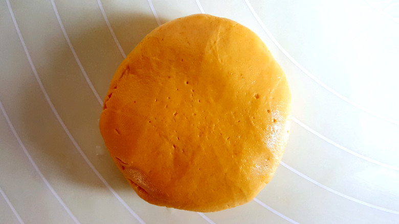 经典南瓜饼,搓圆,按扁。