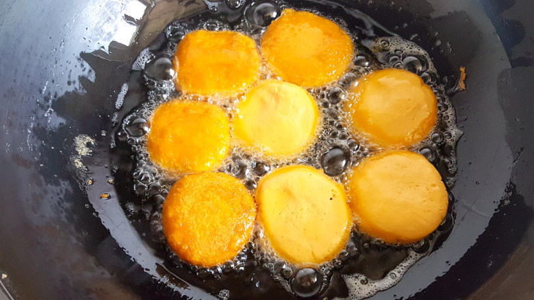 经典南瓜饼,放入油锅中。