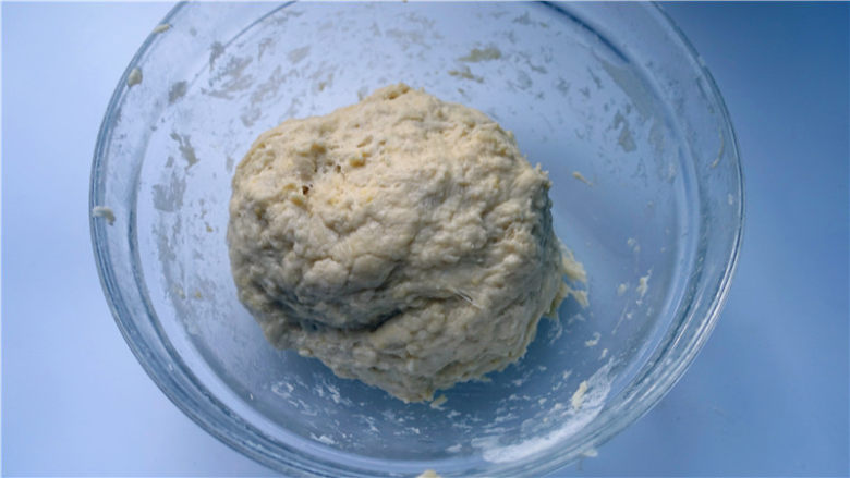 自制健康油条,将面团和好,如果面团粘性较大,和面时手上可以沾少量色拉油。用保鲜膜遮盖,静置20--30分钟。