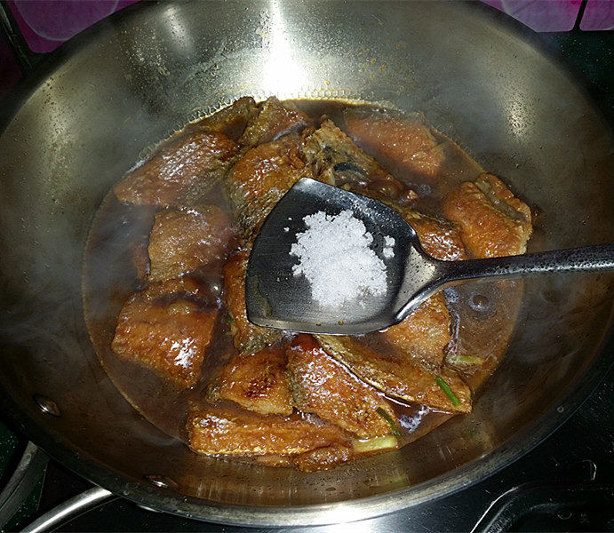 红烧带鱼,滚开后来些<a style='color:red;display:inline-block;' href='/shicai/ 3729'>白糖</a>提鲜,并转小火炖3~5分钟