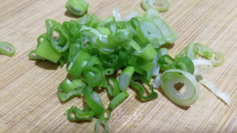 牛奶鸡蛋羹,这时,我们将葱切片备用