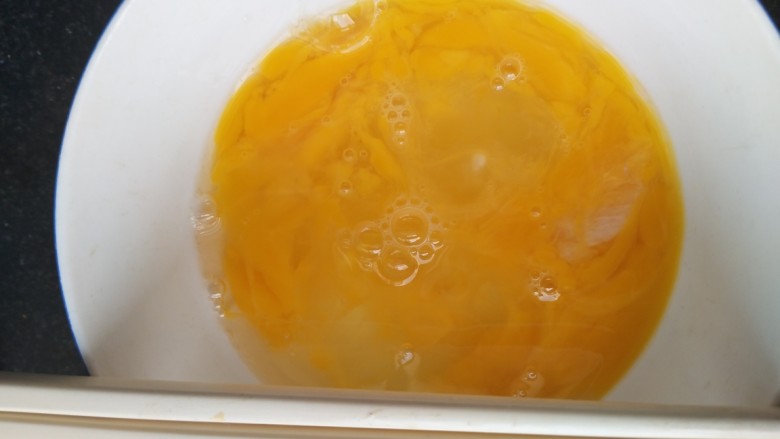 八珍黄韭饺子,加点水搅拌均匀(这样炒的会很好看)