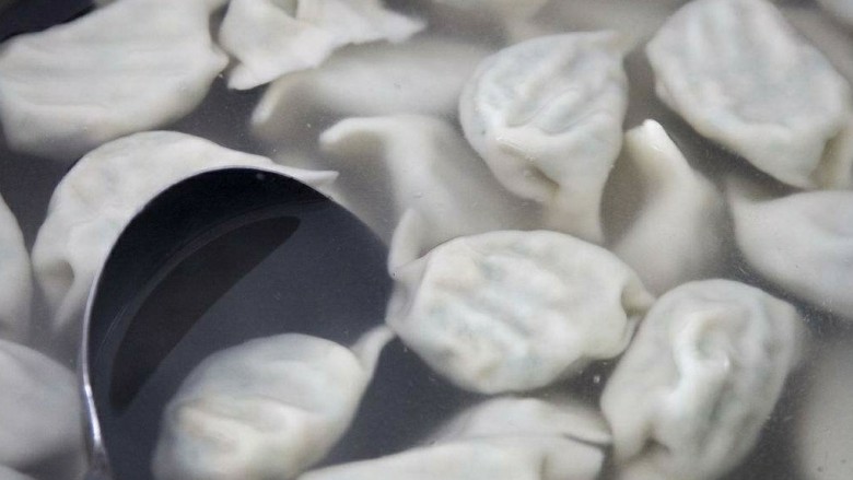 八珍黄韭饺子,大火烧开水,放入饺子,煮两个开捞出。