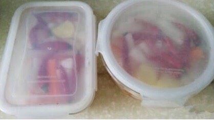 自制酸萝卜,盖好盖子密封,放置冰箱冷藏2-3天入味即可
