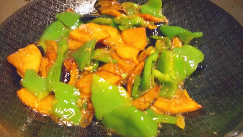 地三鲜★东北那旮沓的美食,翻炒至味道均匀,挂汁靓色。尝尝味道,是不是特别好,如果差什么味道,及时调整哦。