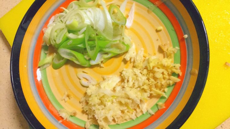 地三鲜★东北那旮沓的美食,然后葱切葱花,姜切沫,蒜切沫,蒜特别重要,所以要尽量保证用量哦。