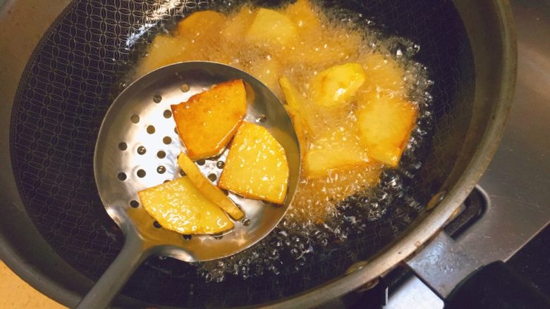 地三鲜★东北那旮沓的美食,炸至表面焦黄,就差不多了。盛出来,沥干油,备用。