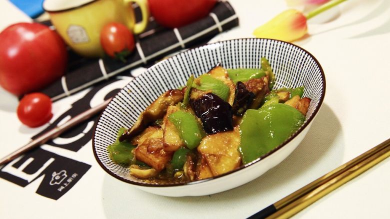 地三鲜★东北那旮沓的美食,它算是东北名菜之一,其实也不难做,难点在于炸料和兑汁的调味。