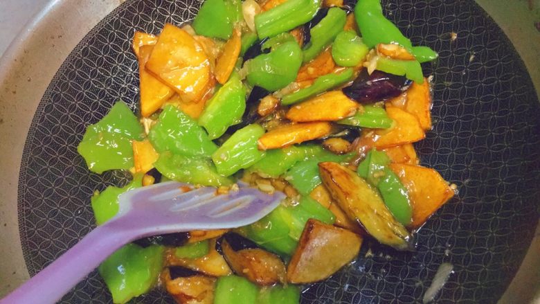 地三鲜★东北那旮沓的美食,就可以下土豆,茄子和青椒了。