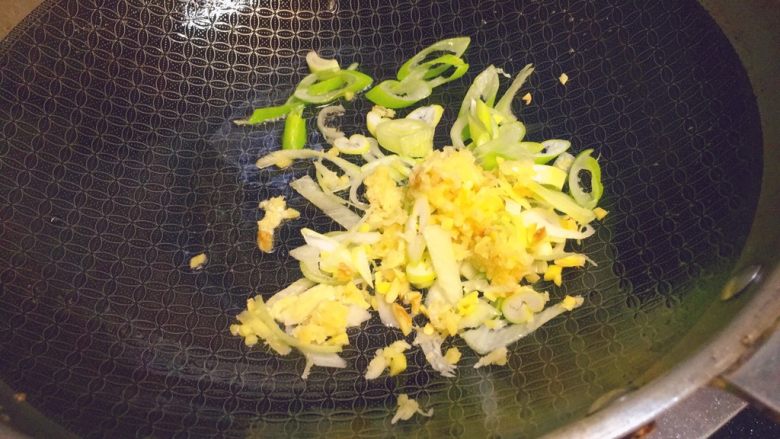 地三鲜★东北那旮沓的美食,锅里下油, 下葱姜蒜,煸香。