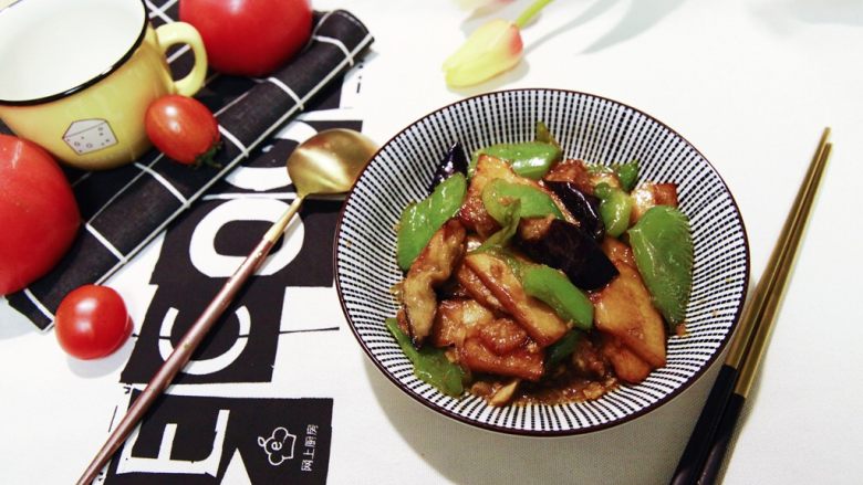 地三鲜★东北那旮沓的美食,这道菜是好吃的,我有点形容不上来,到底是多好吃,怎么个好吃法。您还是自己亲自尝一尝吧,呵呵。