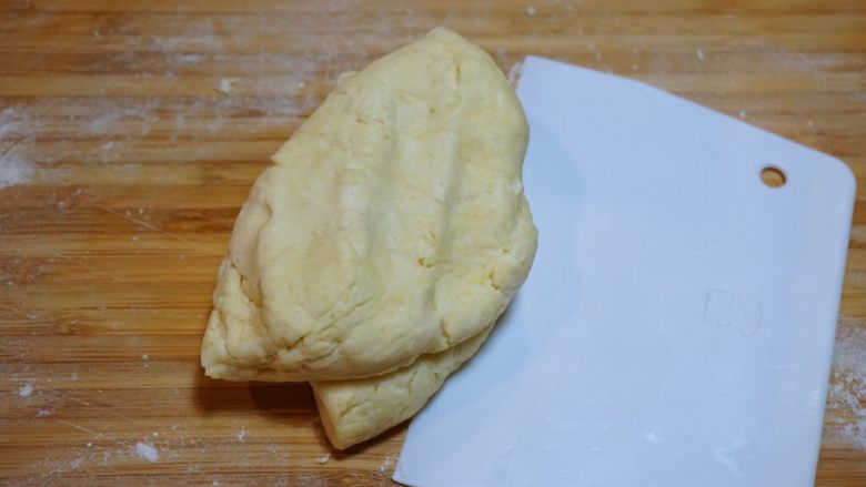 免揉mini肉桂卷,压扁面团,用塑料刮板切拌并且叠加,如此反复5、6次。