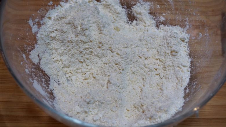 免揉mini肉桂卷,用手将黄油块压扁,和着粉类来回搓,让黄油变细碎,像上图那种状态。