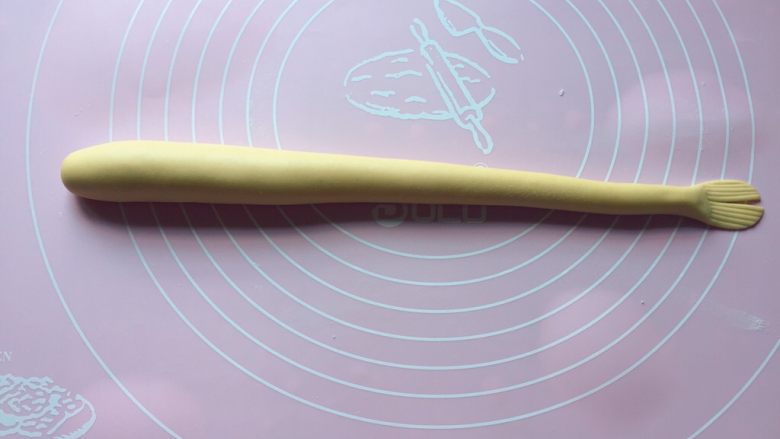 二龙戏珠,在龙尾处切开,再用刀背压出花纹,如上图。