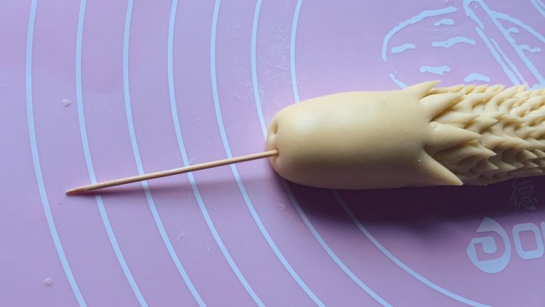 二龙戏珠,用牙签在龙头扎出两个鼻孔,如上图。