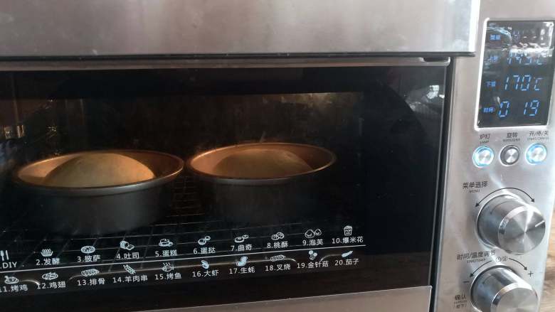奶酪包,面团放入烤箱下层,上火145度,下火170度烤20分钟,上色后及时加盖锡纸