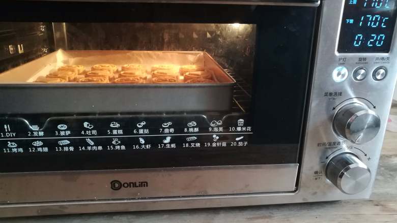全麦饼干,全麦饼干胚放入预热好的烤箱中下层,上下火170度烤20分钟