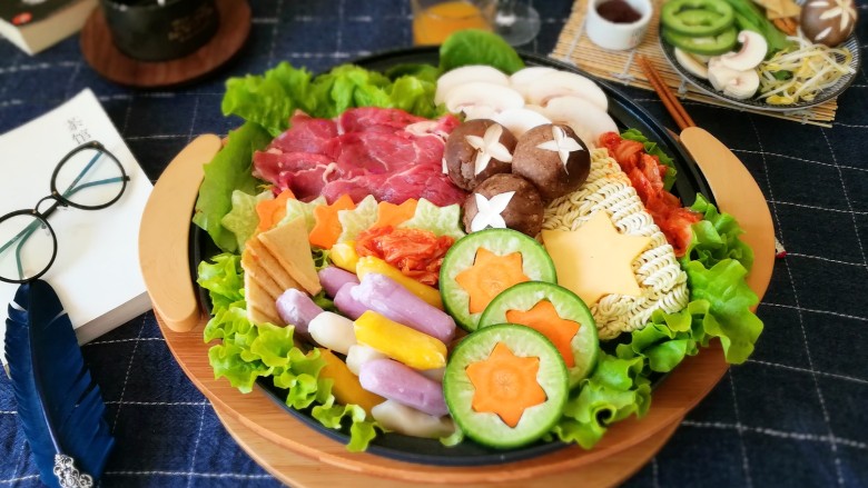 冬日佳节暖心韩式部队火锅(附详细蔬菜刻花处理步骤)