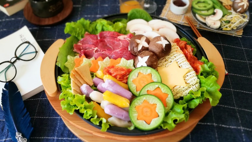 冬日佳节暖心韩式部队火锅(附详细蔬菜刻花处理步骤)