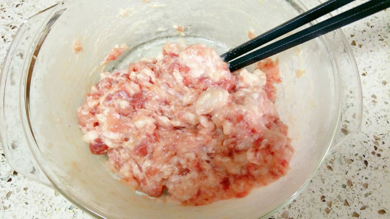 砂锅丸子,加入盐、<a style='color:red;display:inline-block;' href='/shicai/ 718'>料酒</a>、<a style='color:red;display:inline-block;' href='/shicai/ 756'>鸡精</a>、<a style='color:red;display:inline-block;' href='/shicai/ 720'>胡椒粉</a>、<a style='color:red;display:inline-block;' href='/shicai/ 721'>蚝油</a>拌匀，顺一个方向搅拌上劲