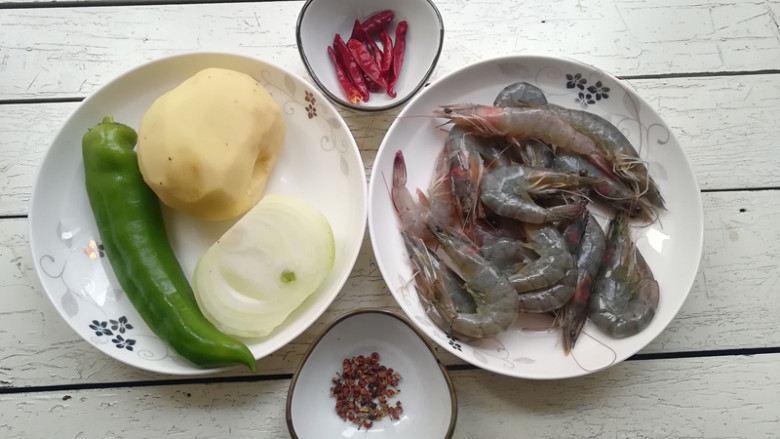 【干煸大虾土豆条】,准备好所需材料,<a style='color:red;display:inline-block;' href='/shicai/ 23'>土豆</a>去皮洗净